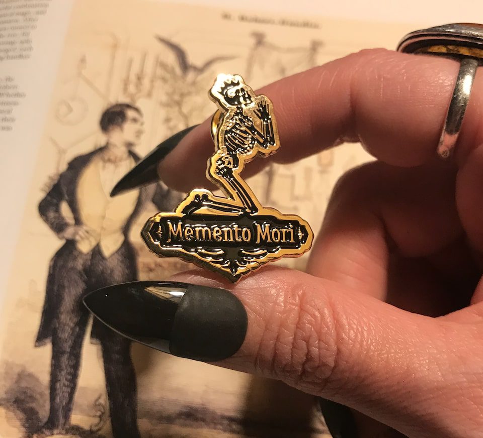 Berretto Grindstore Memento Mori – Nero Con Dettagli Rosa, Teschio Stampato, Unisex In Acrilico